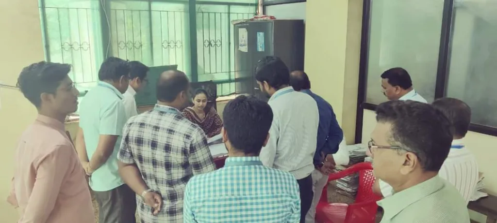 उभ्या उभ्या बैठकीत भोवळ येऊन कोसळले महसूल अधिकारी!! Revenue officer collapsed in a standing meeting!!