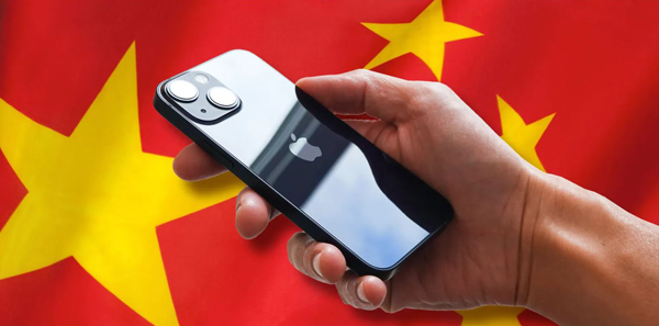 चीनमध्ये सरकारी अधिकाऱ्यांवर आयफोन वापरण्यावर बंदी Government officials banned from using iPhones in China
