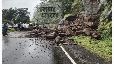 फोंडाघाट मध्ये कोसळली दरड !