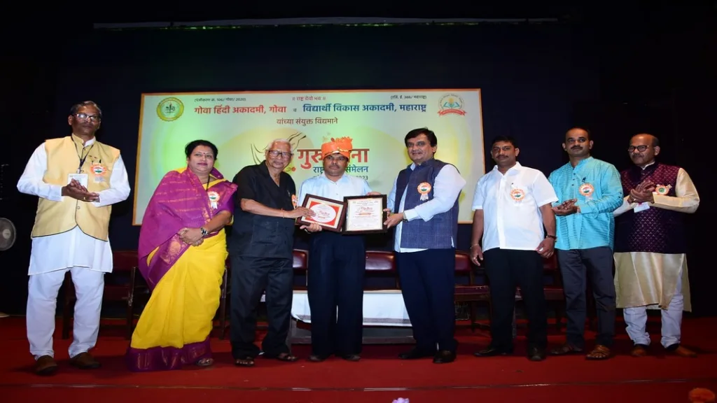 डॉ. चंद्रकांत सावंत यांना गुरुवंदना जीवनगौरव पुरस्कार प्रदान