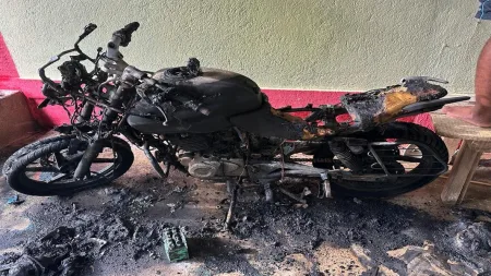 ओटवणेत पल्सर टू ट्वेंटी दुचाकी आगीत भस्मसात
