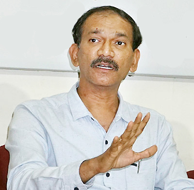 तिघा महिलांना मंत्रिमंडळात घ्यावे Three women should be included in the cabinet