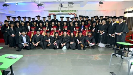 विद्यार्थ्यांनी शिक्षण घेत असतानाच स्पर्धा परीक्षेत लक्ष केंद्रित केले पाहिजे