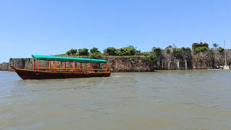 खराब हवामानामुळे किल्ला होडीसेवा बंद करण्याचे आदेश