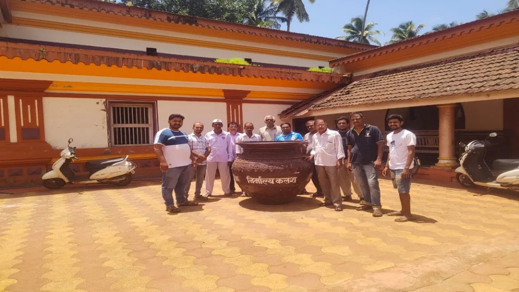 पंधराव्या वित्त आयोग निधीमधून शिरोडा माऊली देवस्थानला निर्माल्य कलश