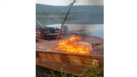 मालवणात महसूल विभागाची खाडीपात्रात धडक कारवाई