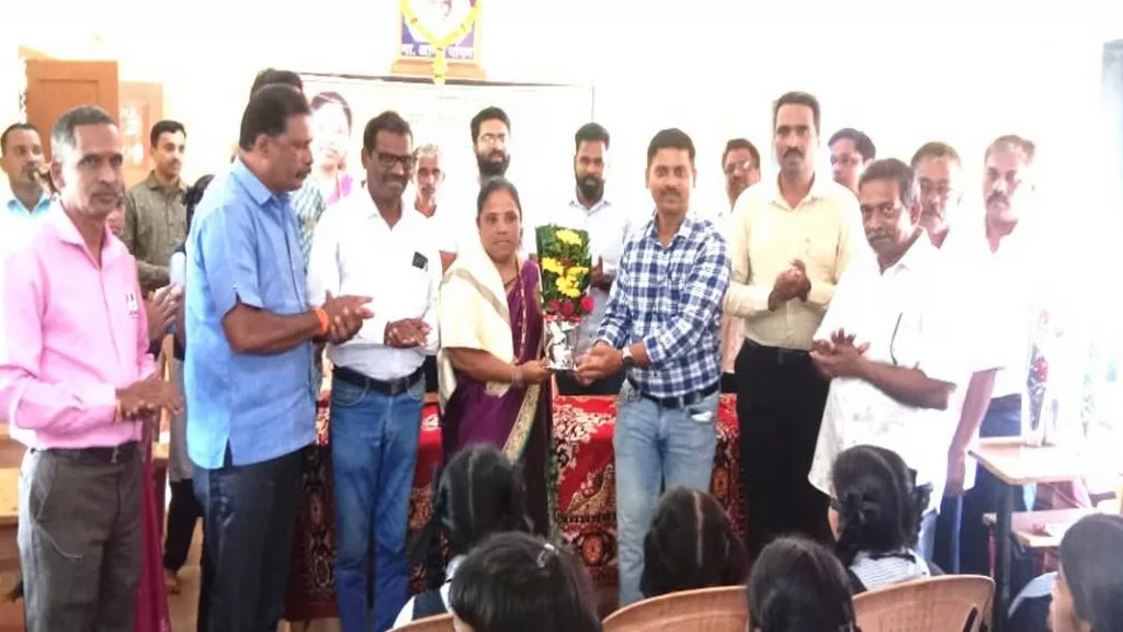 आदर्श शिक्षिका सुषमा मांजरेकर यांचा शिक्षणाधिकारी सुभाष चौगुले यांच्या हस्ते सत्कार