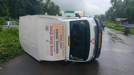 पावशी येथे मध्यान्ह भोजन घेऊन जाणारा टेम्पो पलटी