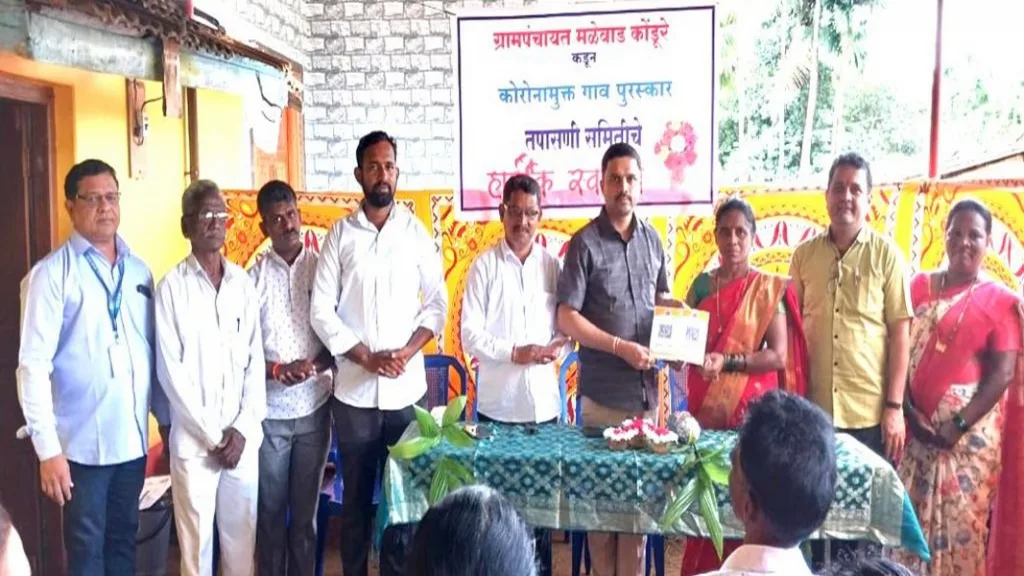 मळेवाड- कोंडुरे ग्रामपंचायतला जिल्हा बँकेकडून क्यूआर कोड सुपूर्द