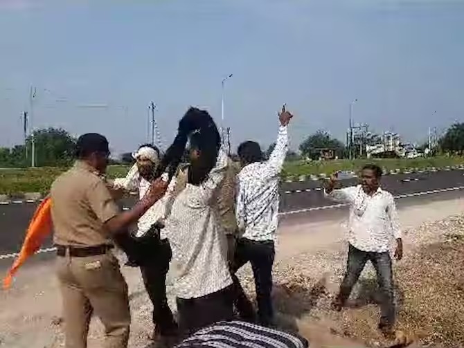 अकोल्यात चंद्रशेखर बावनकुळेंना दाखवले काळे झेंडे