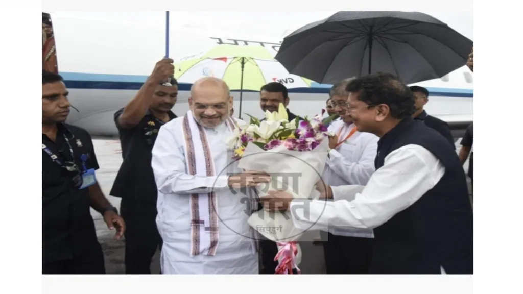 केंद्रीय गृहमंत्री अमित शहांचे शिक्षणमंत्र्यांनी मुंबईत केले स्वागत