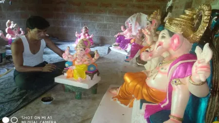 मूर्तिकार फिरवताहेत गणेश मूर्तीवर शेवटचा हात !