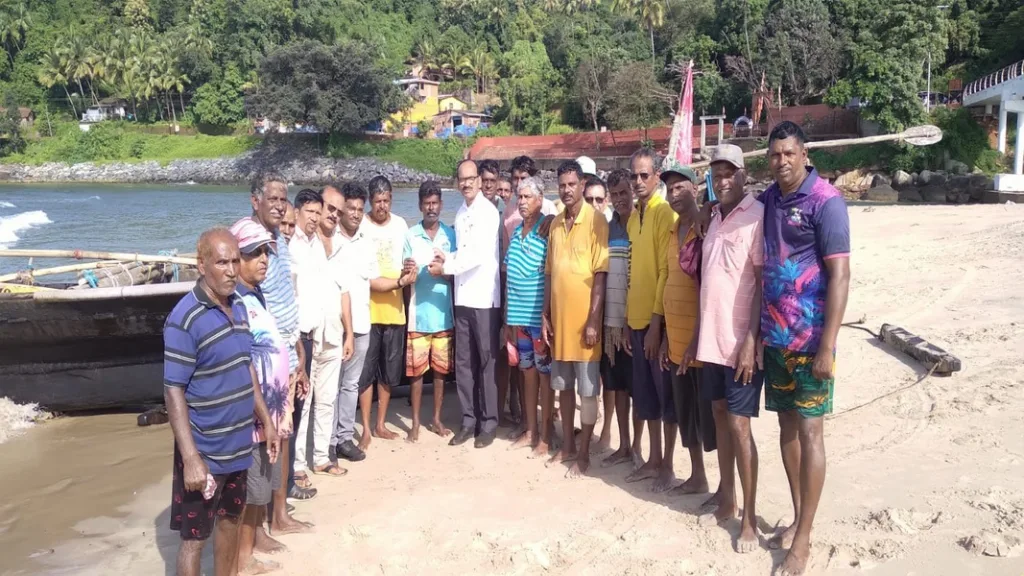 नवाबाग येथे नुकसानग्रस्त रापण संघास दीपक केसरकर यांच्याकडून आर्थिक मदत