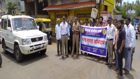 पोलीस स्टेशनतर्फे रस्ता सुरक्षा अभियान अंतर्गत वेंगुर्ला बाजारपेठेत मार्गदर्शन