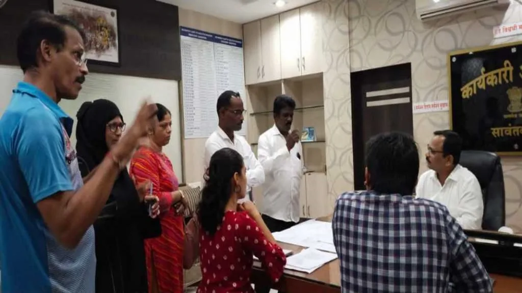 सावंतवाडीतील धोकादायक झाडे तात्काळ तोडा, अन्यथा आंदोलन