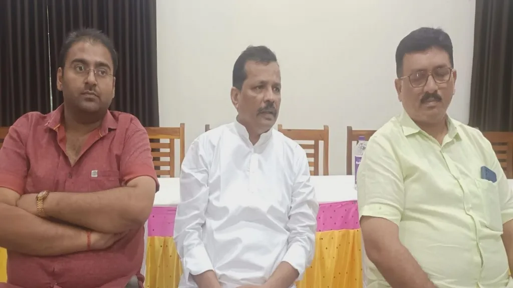 सावंतवाडीतील धोकादायक झाडे प्रशासनाने येत्या १५ दिवसात तोडावीत – संजू परब