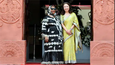 Foreign 'First Lady' seen in Indian dress