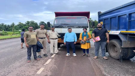 बेकायदा वाळू वाहतूक करणारे ९ डंपर इन्सुली येथे ताब्यात