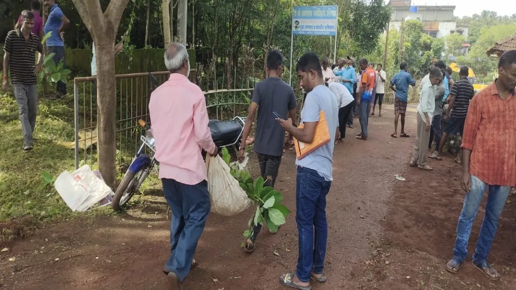 श्रीसदस्यांनी केली बांदा येथील स्मशानभूमी परिसरातील स्वच्छता
