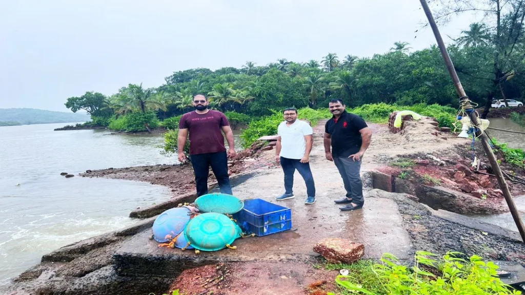 आरोंदा- सावरजुवा खाडीत वाळू तस्करांचे साहित्य टाकून होडीसह पलायन