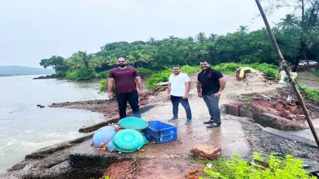 आरोंदा- सावरजुवा खाडीत वाळू तस्करांचे साहित्य टाकून होडीसह पलायन