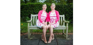 एकसारखे कपडे घालणाऱ्या जुळ्या बहिणी Twin sisters who dress alike