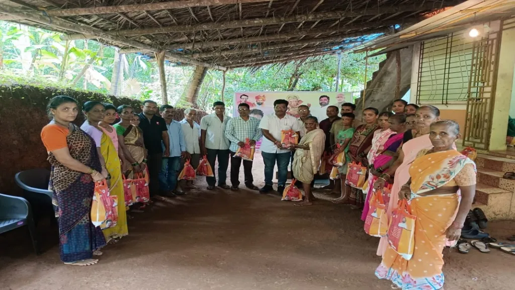 वेंगुर्ल्यातील सर्व गावात गणेश पुजन साहित्याचे घरोघरी वाटप !