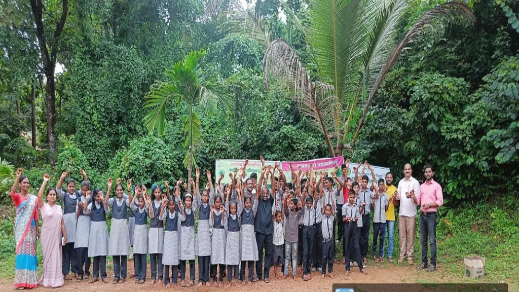 वि . स. खांडेकर विद्यालयात सीड बॉल व वृक्षारोपण उपक्रम संपन्न