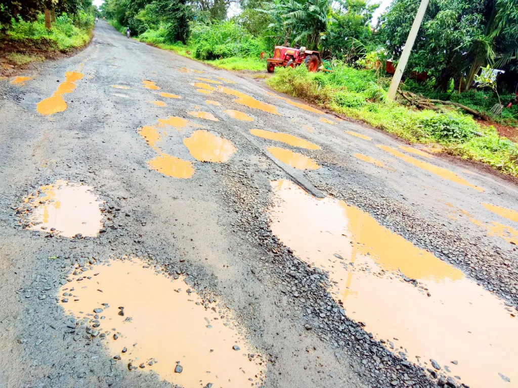 आठवडाभरात खड्डे बुजवा;अन्यथा रास्तारोको करू! Fill the potholes within a week; otherwise we will block the road!