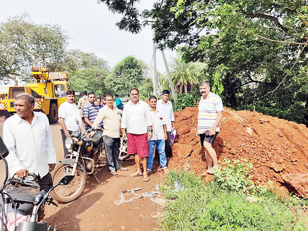 Traffic congestion on Belgaum-Shinoli road due to tapri businessmen