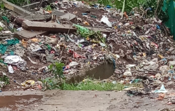 Garbage piles in Gunjit: Garbage trucks remain closed