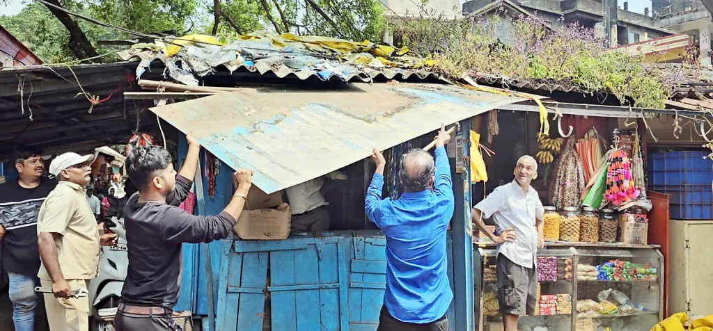 Encroachments in Dicholi market removed