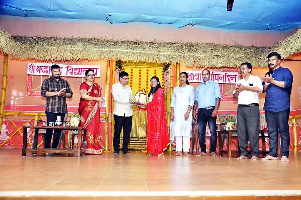 आधुनिक तंत्रज्ञानामुळे संवाद हरवला Communication is lost due to modern technology