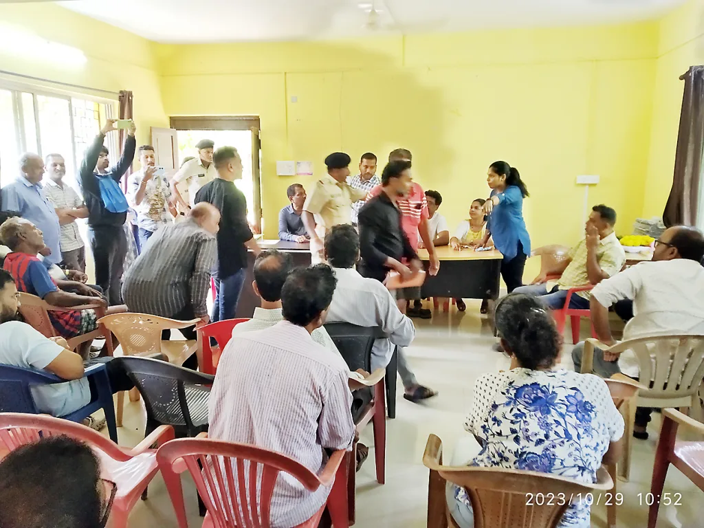 मेगा प्रकल्पावरून कामुर्ली ग्रामसभा तापली Kamurli gram sabha got heated over the mega project