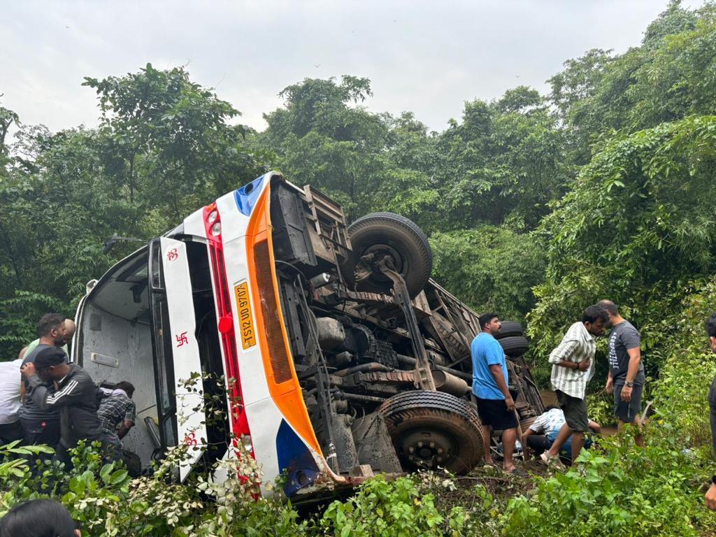 धारबांदोडा येथे बस अपघातात चालक ठार ; 26प्रवासी जखमी Driver killed in bus accident at Dharbandoda; 26 passengers injured