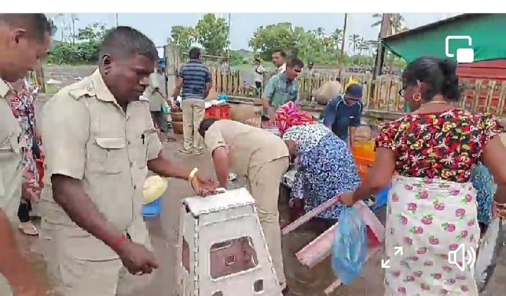 Action by Margaon Municipality against illegal retail fish sellers