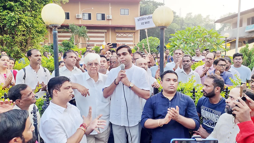 Stand firmly with the back to maintain the existence of the pedan