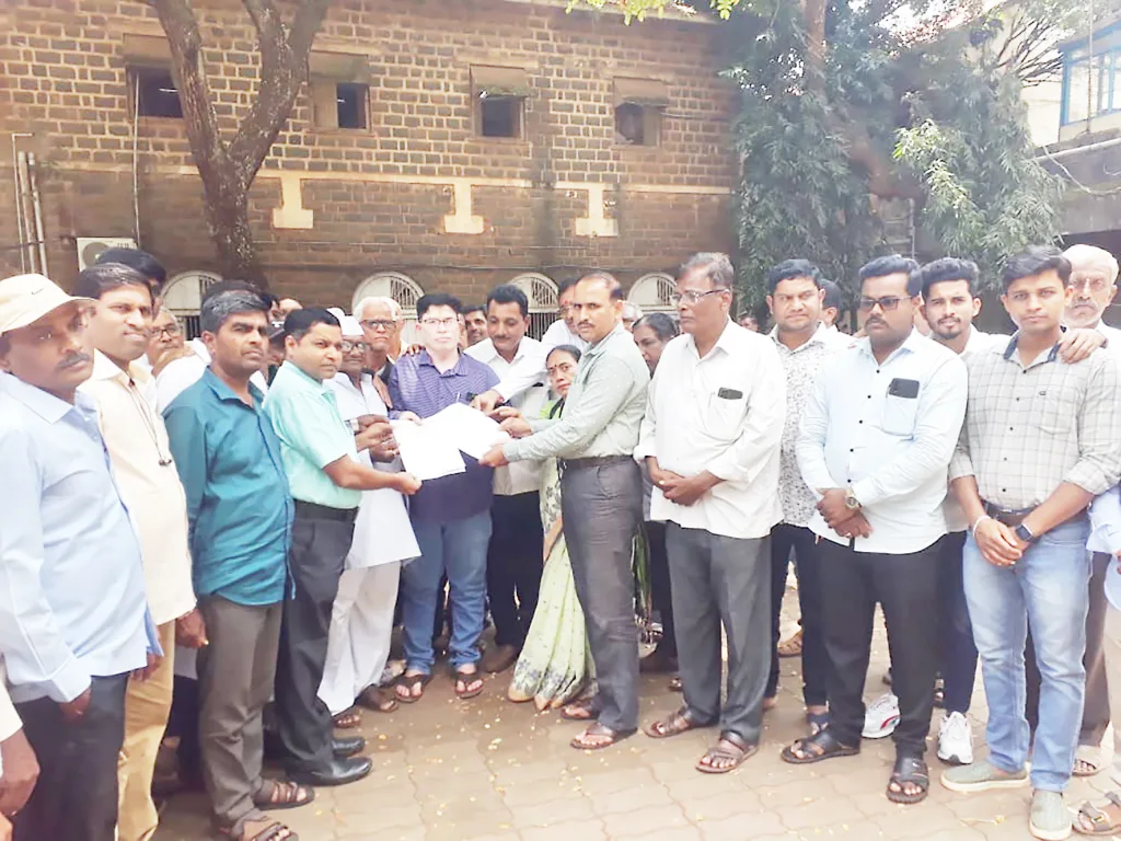 रेशन वितरकांचे विविध मागण्यांसाठी जिल्हाधिकाऱ्यांना निवेदन annabhagya yojana