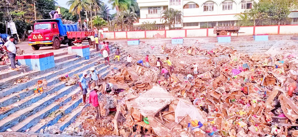 तलावांतून गणेशमूर्ती काढण्यास प्रारंभ Starting to remove Ganesha idols from lake