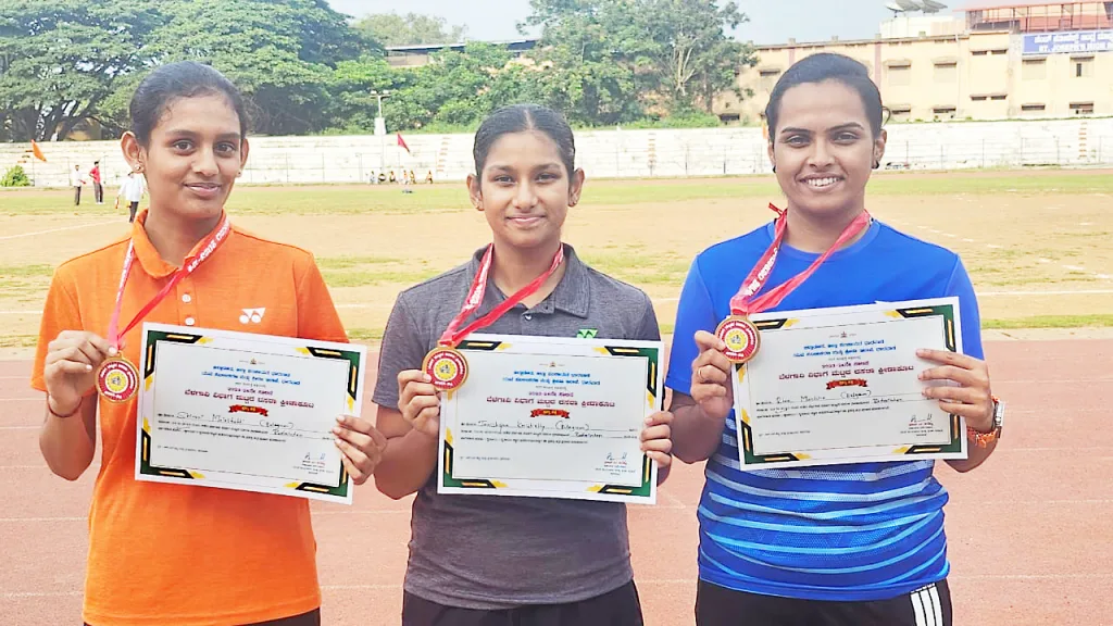दसरा बॅडमिंटन स्पर्धेत बेळगाव जिल्हा विजयी Belgaum District Wins Dussehra Badminton Tournament
