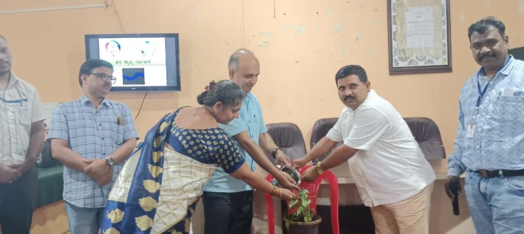 आरोग्यसंपन्न जीवनासाठी गावातील कचऱ्याची व्यवस्थित विल्हेवाट लावा Properly dispose of village waste for a healthy life