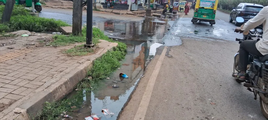 नेहरूनगर येथे ड्रेनेजचे पाणी रस्त्यावर Drainage water on road at Nehrunagar