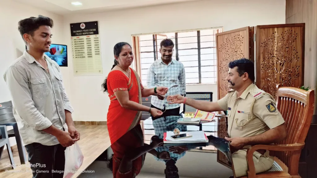 चोरलेली चेन मालकांना परत Return stolen chains to owners