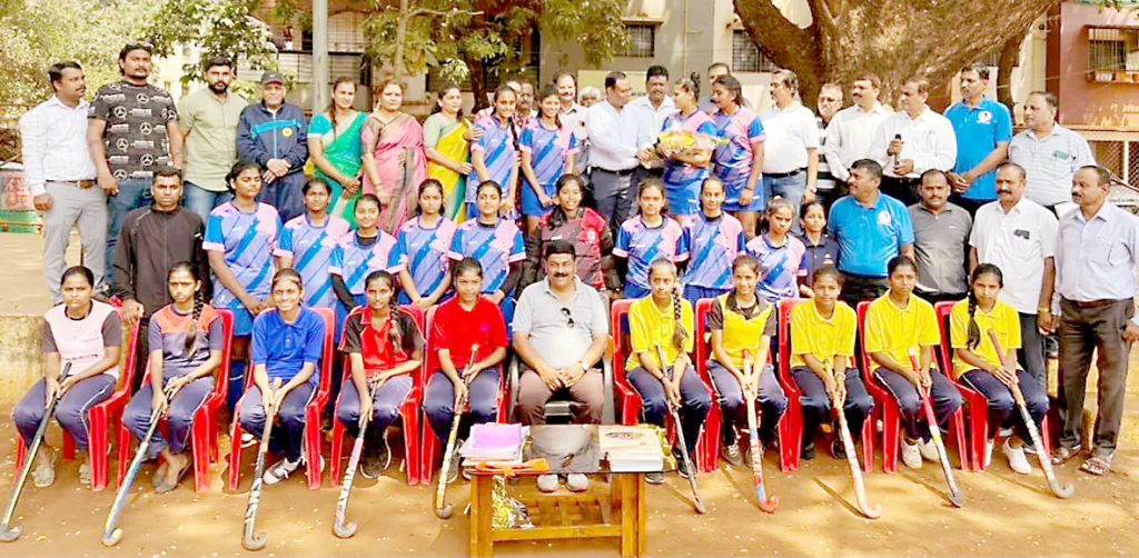 Greetings from the District Collector to the women's hockey team