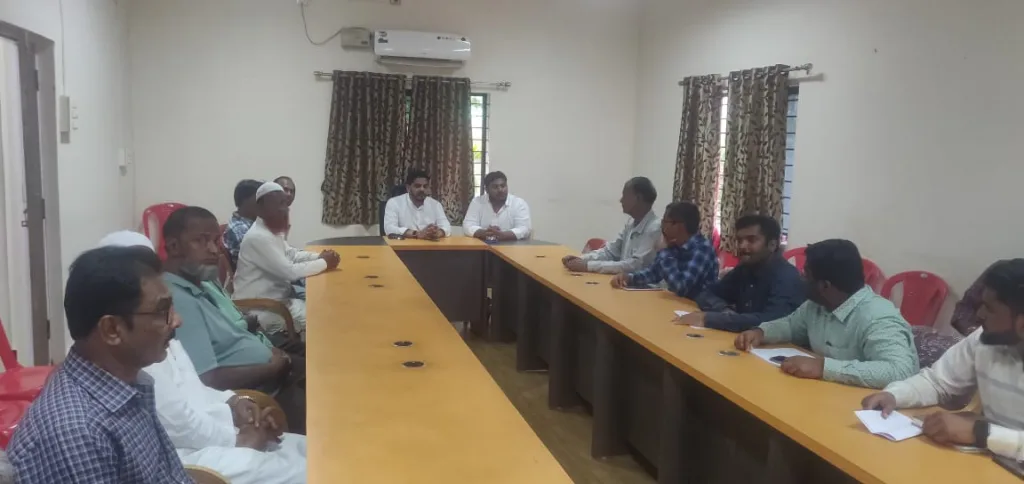 Discussion of problems in official-citizen meeting