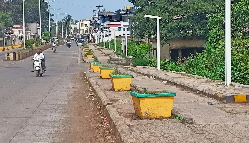 The condition of the beauty-enhancing pots is pitiful