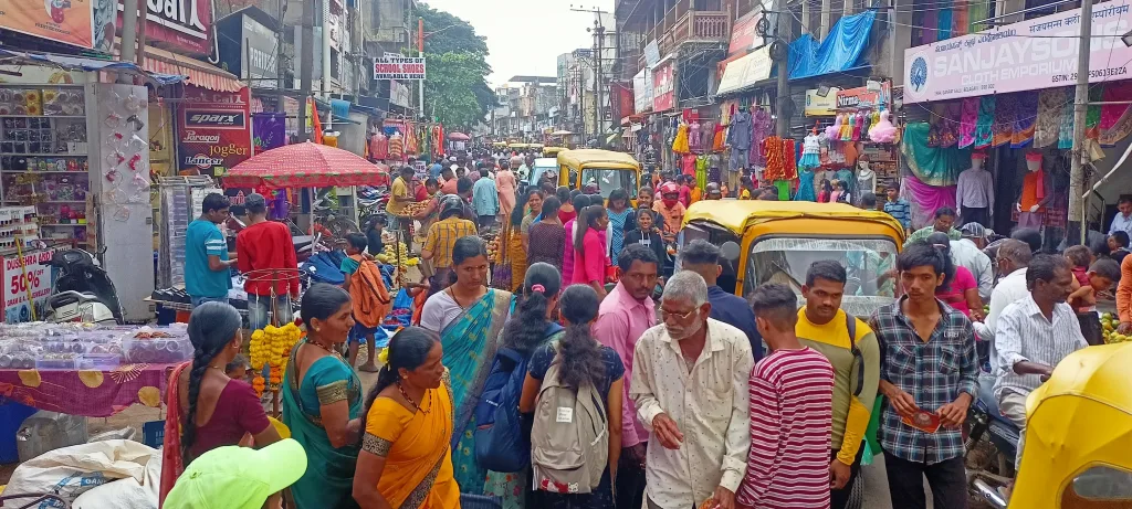 Crowded market for Sunday shopping