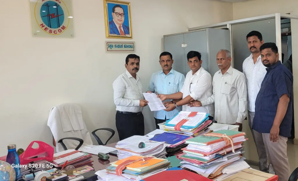 येळ्ळूर ग्रा.पं.चे हेस्कॉमला निवेदन Yelloor Gr.Pt.'s statement to HESCOM