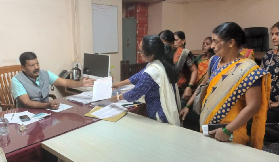 तालुक्याबाहेरील पत्रकारांविरोधात तहसीलदारांना निवेदन Statement to Tehsildar against journalists from outside the taluka