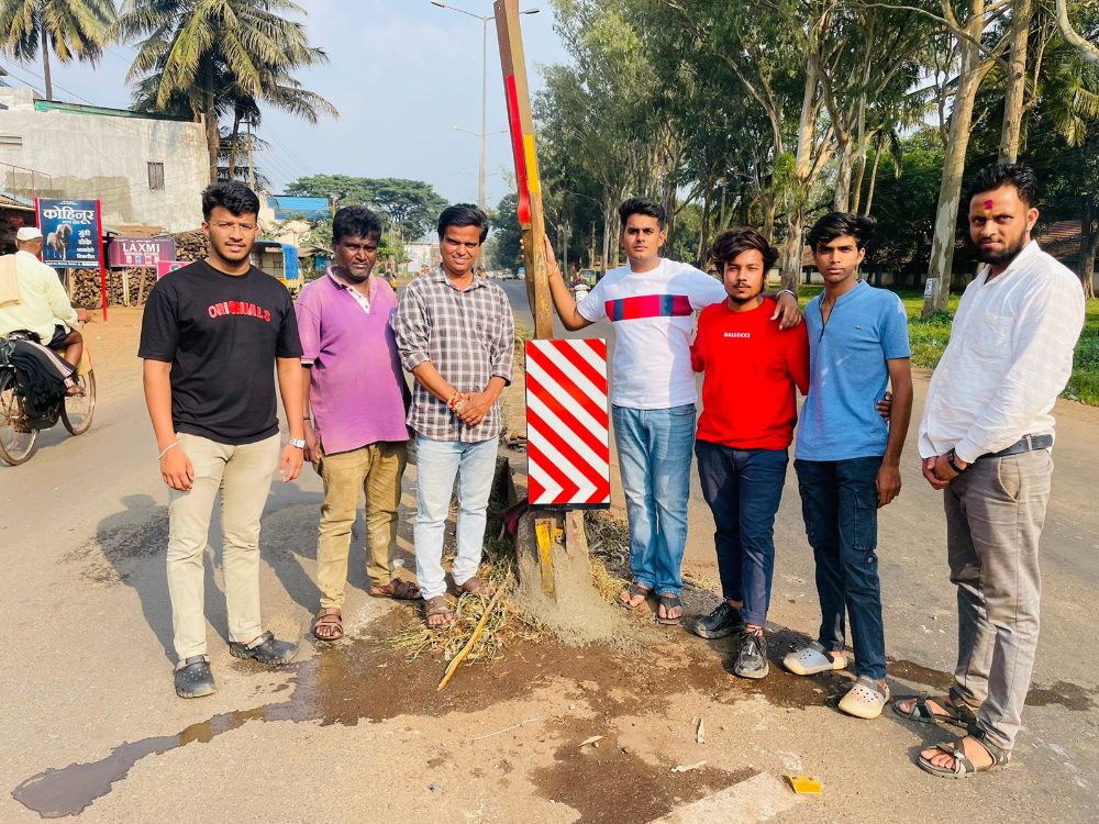 वाहन अपघात टाळण्यासाठी रस्ता दुभाजकावर रिफ्लेक्टर Reflectors at road dividers to prevent vehicular accidents